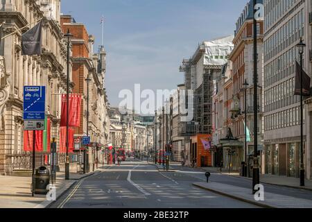 Célèbre et habituellement occupé Piccadilly, une rue dans le centre de Londres vide et calme pendant le verrouillage forcé en raison de covid-19 virus épidémie de grippe Banque D'Images