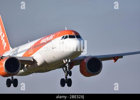 Un avion easyJet arrivant à l'aéroport international de Bristol le 6 février 2020 Banque D'Images