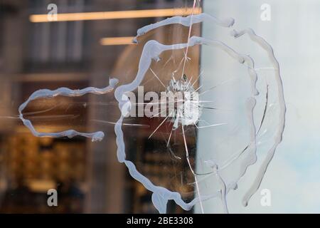 Verre brisé d'une vitrine d'un magasin situé dans le centre-ville de Zürich, Suisse. Verre écrasé et brisé, espérons que l'assurance couvrira les dommages. Banque D'Images