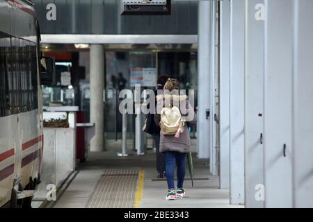 Gijon, Espagne. 11 avril 2020. Gijon, ESPAGNE: Deux filles descendre du train pendant le 29 ème jour de l'Etat d'alerte en Espagne, à Gijon, Espagne, le 11 avril 2020. (Photo d'Alberto Brevers/Pacific Press) crédit: Pacific Press Agency/Alay Live News Banque D'Images