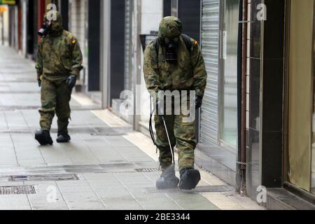 Gijon, Espagne. 11 avril 2020. Gijon, ESPAGNE : un soldat de l'armée espagnole qui nettoya pendant le 29ème jour de l'État espagnol d'alerte, à Gijon, Espagne, le 11 avril 2020. (Photo d'Alberto Brevers/Pacific Press) crédit: Pacific Press Agency/Alay Live News Banque D'Images