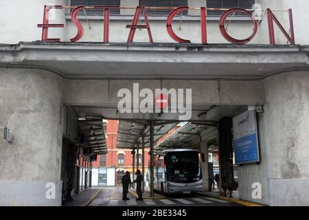 Gijon, Espagne. 11 avril 2020. Gijon, ESPAGNE : deux soldats parlent à la gare routière de Gijon au cours du 29ème jour de l'État espagnol d'alerte, à Gijon, Espagne, le 11 avril 2020. (Photo d'Alberto Brevers/Pacific Press) crédit: Pacific Press Agency/Alay Live News Banque D'Images