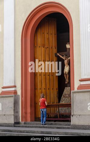 10 avril 2020, Caracas, Miranda, Venezuela: Une femme prie devant une image de Jésus-Christ crucifié dans une église de Caracas sur une semaine Sainte atypique en raison de la quarantaine par le Covid-19 (image de crédit: © Jimmy Villalta/ZUMA Wire) Banque D'Images