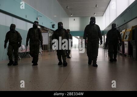 Gijon, Espagne. 11 avril 2020. Gijon, ESPAGNE : plusieurs soldats quittent la gare de Gijon au cours du 29ème jour de l'État espagnol d'alerte, à Gijon, Espagne, le 11 avril 2020. (Photo d'Alberto Brevers/Pacific Press) crédit: Pacific Press Agency/Alay Live News Banque D'Images