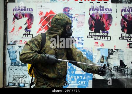 Gijon, Espagne. 11 avril 2020. Gijon, ESPAGNE : un soldat de l'armée espagnole qui nettoya pendant le 29ème jour de l'État espagnol d'alerte, à Gijon, Espagne, le 11 avril 2020. (Photo d'Alberto Brevers/Pacific Press) crédit: Pacific Press Agency/Alay Live News Banque D'Images