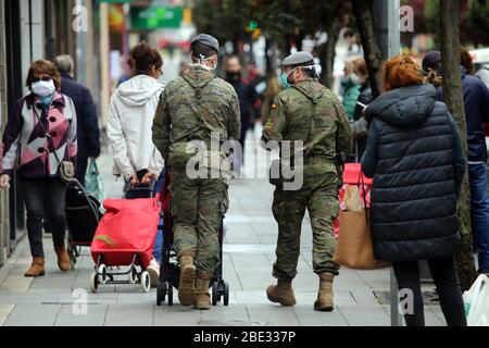 Gijon, Espagne. 11 avril 2020. Gijon, ESPAGNE: Deux soldats aident une fille à effectuer ses achats pendant le 29 ème jour de l'État espagnol d'alerte, à Gijon, Espagne, le 11 avril 2020. (Photo d'Alberto Brevers/Pacific Press) crédit: Pacific Press Agency/Alay Live News Banque D'Images