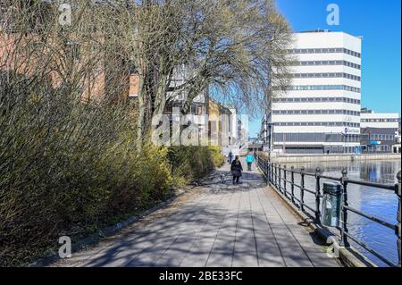 Atmosphère printanière à Refvens grund le long de la rivière Motala à Norrkoping, en Suède, en avril 2020. Banque D'Images