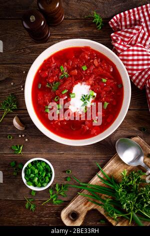 Borcht ukrainien traditionnel, soupe de légumes avec tomate, betterave, carotte, pomme de terre, poivre, chou et légumes frais, soupe de betterave. Végétarien sain f Banque D'Images