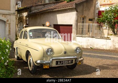 Bordeaux , Aquitaine / France - 03 15 2020 : véhicule rétro Renault dauphine ancienne voiture ancienne chronométhique véhicule vintage Banque D'Images