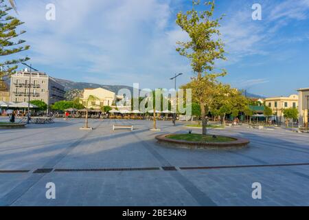 Place Vallianou, la place centrale de la ville d''Argostoli sur l''île Ionienne de Céphalonie en Grèce. La place est pavée de nombreux arbres et palmiers Banque D'Images