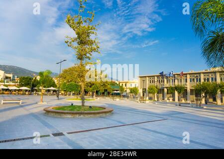 Place Vallianou, la place centrale de la ville d''Argostoli sur l''île Ionienne de Céphalonie en Grèce. La place est pavée de nombreux arbres et palmiers Banque D'Images