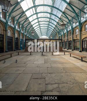 Covent Garden sous-couvert marché déserté, vide et calme pendant le verrouillage imposé dans Londres et au Royaume-Uni en raison de la pandémie de grippe covid 19 de coronavirus. Banque D'Images