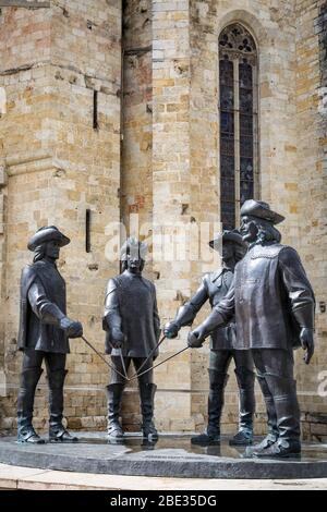 Statues des trois mousquetaires et d'Artagnan de Zurab Tsereteli à l'extérieur de la Cathédrale Saint-Pierre de Condom, France. Banque D'Images