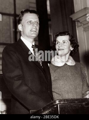 2 octobre 1960 - Londres, Angleterre, Royaume-Uni - BILLY GRAHAM, né William Franklin Graham, Jr. Le 7 novembre 1918, est un révérend chrétien évangélique. Il a obtenu le statut de célébrité en diffusant ses sermons à la radio et à la télévision. PHOTO : le révérend Billy Graham avec l'épouse RUTH GRAHAM. Banque D'Images