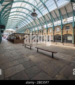 Covent Garden sous-couvert marché déserté, vide et calme pendant le verrouillage imposé dans Londres et au Royaume-Uni en raison de la pandémie de grippe covid 19 de coronavirus. Banque D'Images