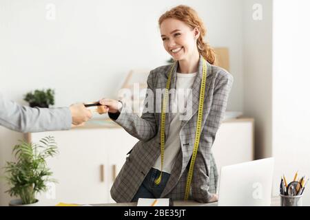 Carte de crédit pour femme à poil rouge Banque D'Images