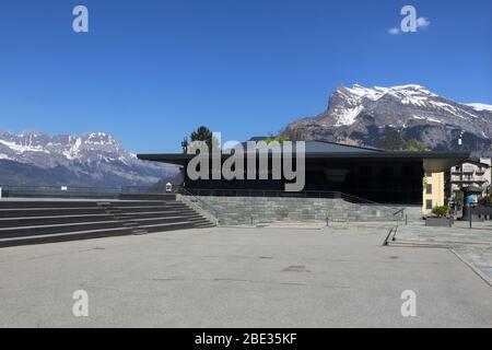 Espace Mont-blanc. Salle municipale. Aiguilles de Warrens. Chaîne des Aravis. Saint-Gervais-les-bains. Haute-Savoie. France. Banque D'Images