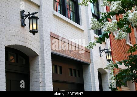 Bâtiment situé au 50, rue West 10ème, dans West Village, aujourd'hui résidence privée, autrefois occupée par Edward Albee, était autrefois une passe-cheval de trois étages Banque D'Images