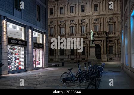 Vue nocturne du monument dédié à Alessandro Manzoni à San Fedele sq, pendant le COVID-19 LockDown.1883, sculpteur Francesco Barzaghi.15MAR2020 Banque D'Images