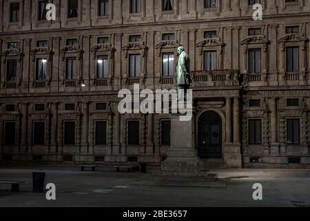 Vue nocturne du monument dédié à Alessandro Manzoni à San Fedele sq, pendant le COVID-19 LockDown.1883, sculpteur Francesco Barzaghi.15MAR2020 Banque D'Images