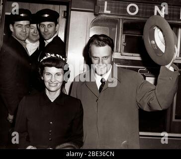 11 mai 1955 - Londres, Angleterre, Royaume-Uni - le révérend BILLY GRAHAM arrive à la gare d'Euston en Écosse avec sa femme RUTH pour sa croisade qui se déroulera au stade Wembley. Banque D'Images