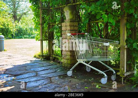 chariot abandonné dans un parc Banque D'Images