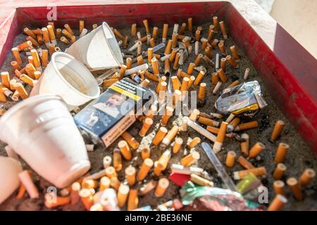 Ferrara, Italie. 8 avril 2020. Cigarettes et fumer à Ferrara, Italie. Crédit: Filippo Rubin / Alay Live News Banque D'Images