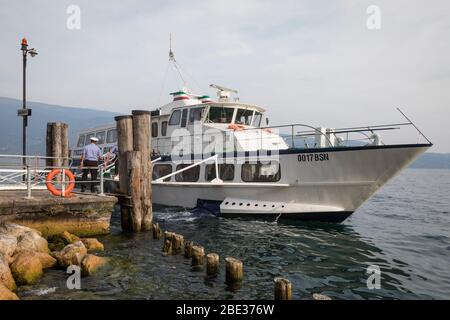 Un ferry pour hydravion arrime à Gargnano sur les rives du lac de Garde, en Italie. Banque D'Images