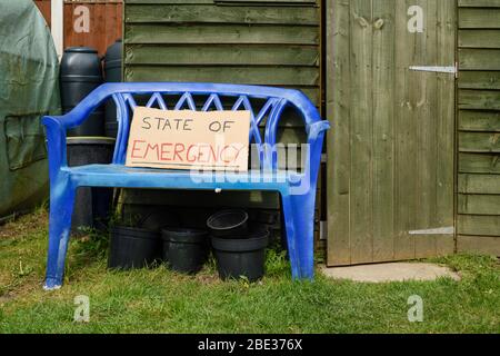 Coronavirus signe Rainbow message rester à la maison Covid-19 . Banque D'Images