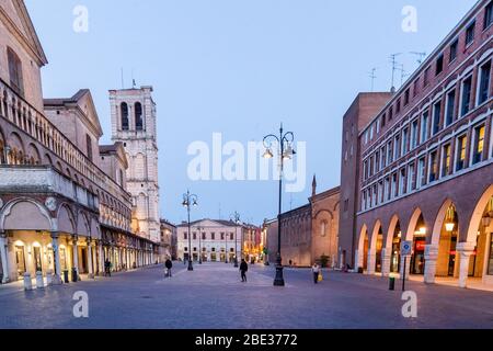 Ferrara, Italie. 28 mars 2020. En raison de l'urgence du coronavirus, le centre historique est complètement désert et sans peuple à Ferrara, Italie CRED Banque D'Images