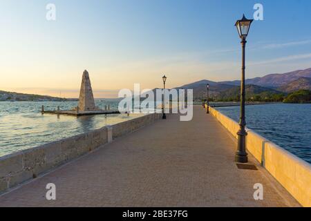 Vue sur l'obélisque et le pont de Bosset sur le lac à Argostoli, Kefalonia, Grèce Banque D'Images