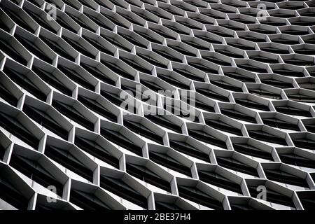 Motif géométrique dans la façade d'un gratte-ciel à Singapour - patron geometrico en la fachada d'un Rascacielos en Singapur Banque D'Images