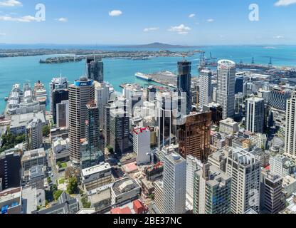 Vue sur le quartier des affaires central depuis la terrasse d'observation de la Sky Tower, Auckland, Nouvelle-Zélande Banque D'Images