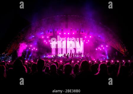 Roskilde, Danemark. 7 h, juillet 2018. Une vue magnifique sur la foule du festival devant la scène orange lors d'un concert en direct avec le groupe de rock alternatif virtuel britannique Gorillaz au Roskilde Festival 2018. (Crédit photo: Gonzales photo - Lasse Lagoni). Banque D'Images