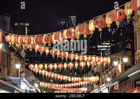 Lanternes chinoises la nuit dans Chinatown, Singapour - Farolillos chinos en Chinatown, Singapur Banque D'Images