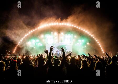 Roskilde, Danemark. 7 h, juillet 2018. Une vue magnifique sur la foule du festival devant la scène orange lors d'un concert en direct avec le groupe de rock alternatif virtuel britannique Gorillaz au Roskilde Festival 2018. (Crédit photo: Gonzales photo - Lasse Lagoni). Banque D'Images