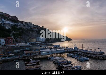 Vue sur le port de la baie de Sorrente au coucher du soleil Banque D'Images