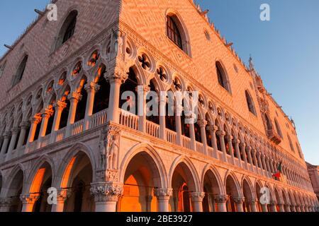 Rayons du soleil au lever du soleil à travers les Arches du Palazzo Ducale (Palais des Doges) place St Marc, Venise, Vénétie, Italie. Banque D'Images