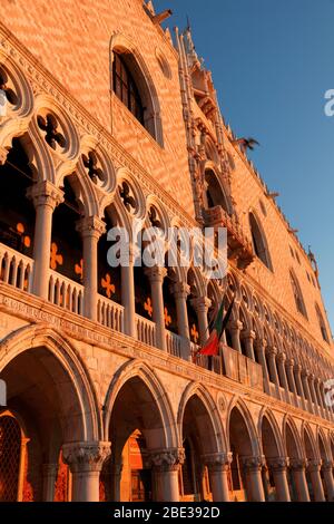 Rayons du soleil au lever du soleil à travers les Arches du Palazzo Ducale (Palais des Doges) place St Marc, Venise, Vénétie, Italie. Banque D'Images