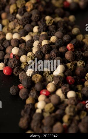 Mélange de poivre, grains de poivre noir blanc et rouge pour la texture du fond Banque D'Images