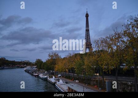 Bateaux sur Seine sur champs de Mars et Tour Eiffel Banque D'Images