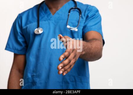 Gros plan sur la main étirée du médecin africain Banque D'Images