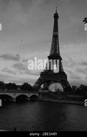 La Tour Eiffel et le pont Iena Monochrome Banque D'Images