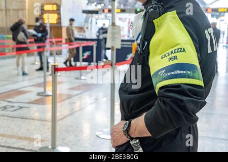 Gare centrale de Milan au moment du coronavirus. La police contrôle les passagers avant d'accéder aux plates-formes du train. 16 mars 2020 Banque D'Images