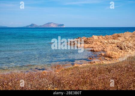 Réserve marine protégée avec rochers de mer de l'île Isola Tavolara sur la mer Tyrrhénienne avec cap Capo Figari, pic de Monte Ruju et Golfo Aranci Banque D'Images