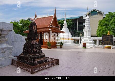 Bangkok, Thaïlande - 25 juillet 2010 : des stupas magnifiquement décorés au temple Wat Inthawihan Banque D'Images