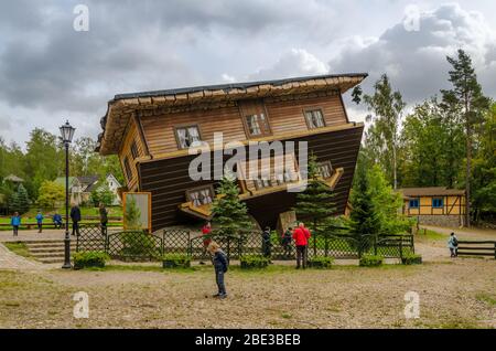 Szymbk, Pologne - 3 octobre 2018 ; maison à l'envers dans le village de Szymbk. Banque D'Images