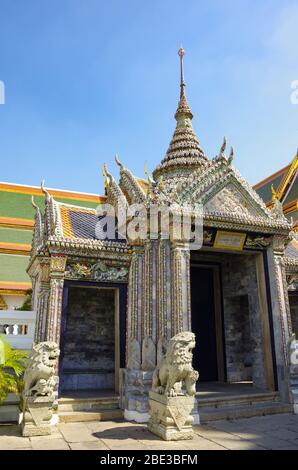 Wat Phra Kaew communément connu en anglais comme le Temple du Bouddha d'Émeraude, Bangkok, Thaïlande Banque D'Images