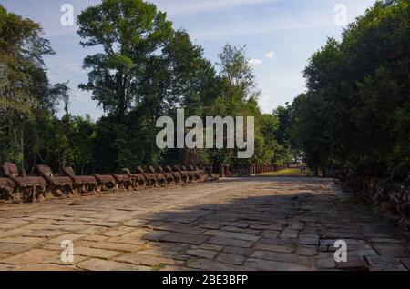 Les statues des têtes de guerriers khmers anciennes portent un pont géant de décoration de serpent sur le canal jusqu'au temple de Preah Khan. Preah Khan est un temple à Siem Reap, Cambo Banque D'Images