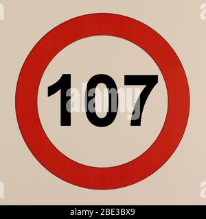 Illustration des Straßenverkehrszeichens 'maximum Höchstgeschwindigkeit 107 km pro Stunde' Banque D'Images
